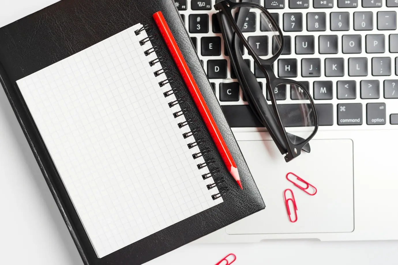 Geschäftliches Arrangement mit Notizbuch