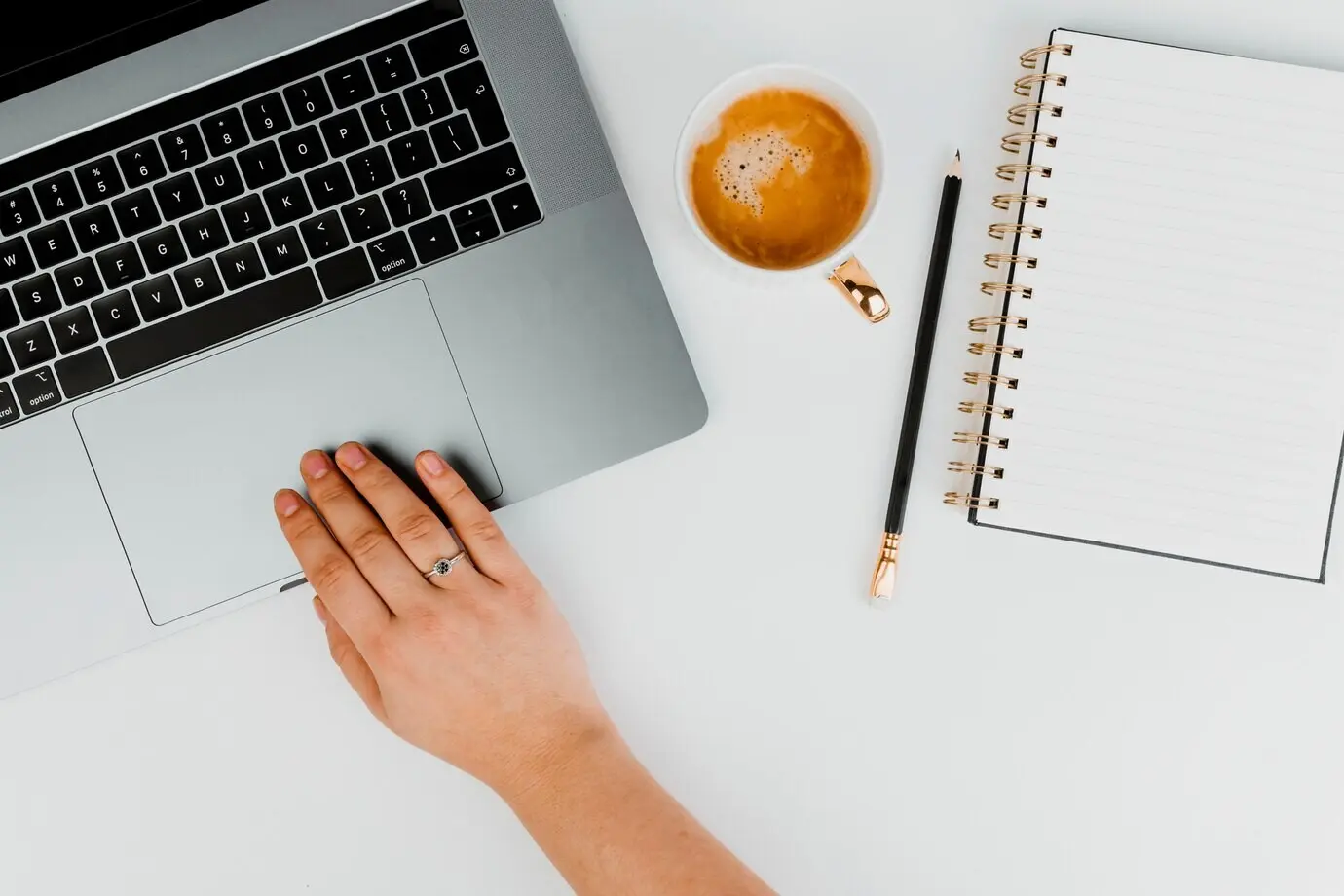 Eine Frau, die an einem Computer arbeitet.