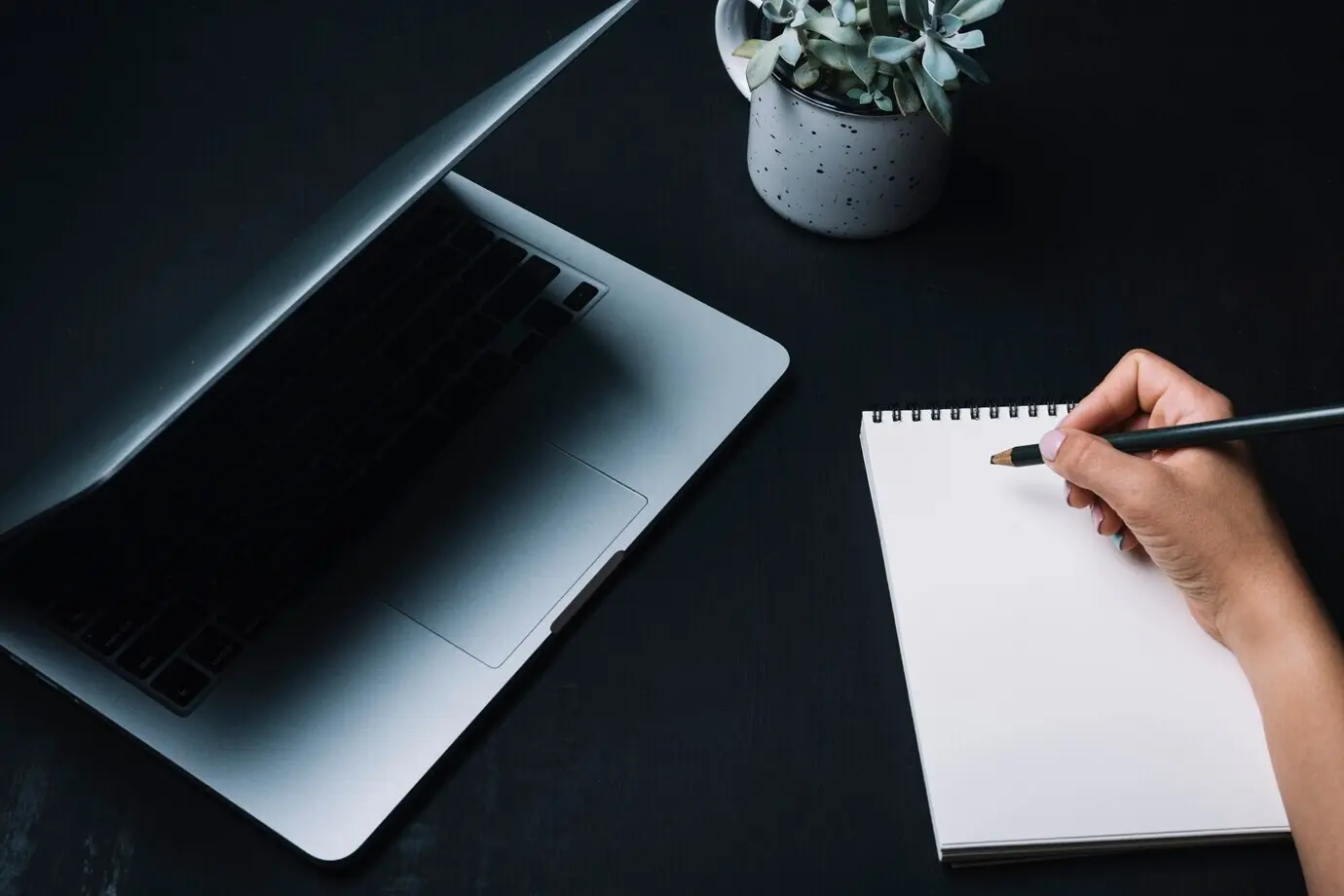 Notizblock- und Laptop-Konzept